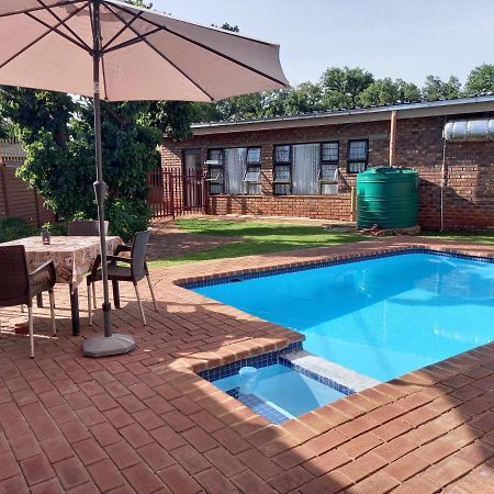 White Rose Guest House Vanderbijlpark Exterior foto