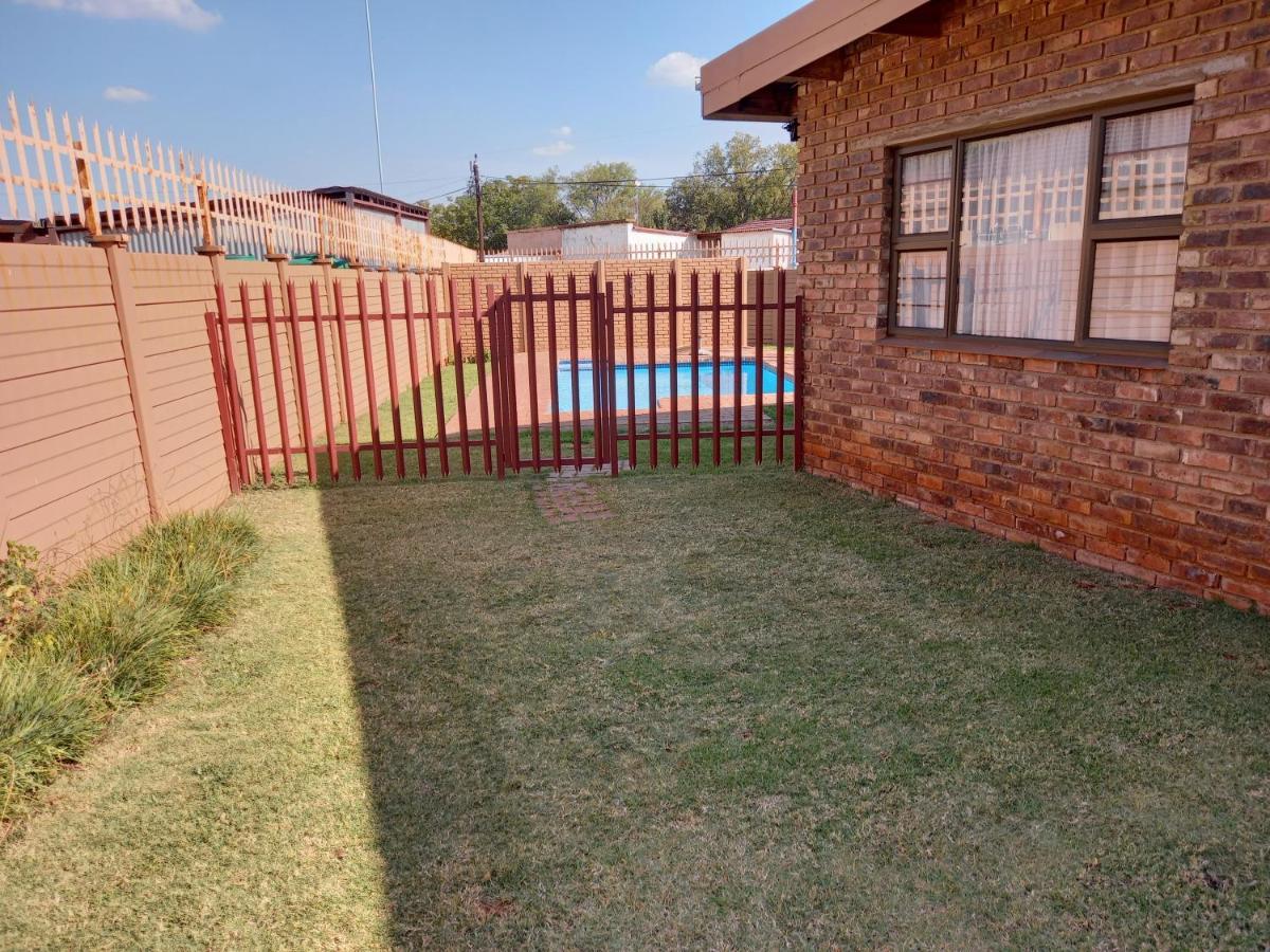 White Rose Guest House Vanderbijlpark Exterior foto